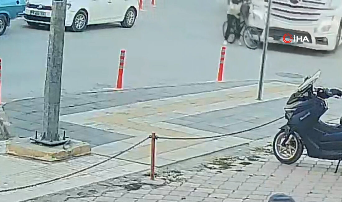 Çorum'da meydana gelen elim bir trafik kazasında, yolun karşısına geçmeye