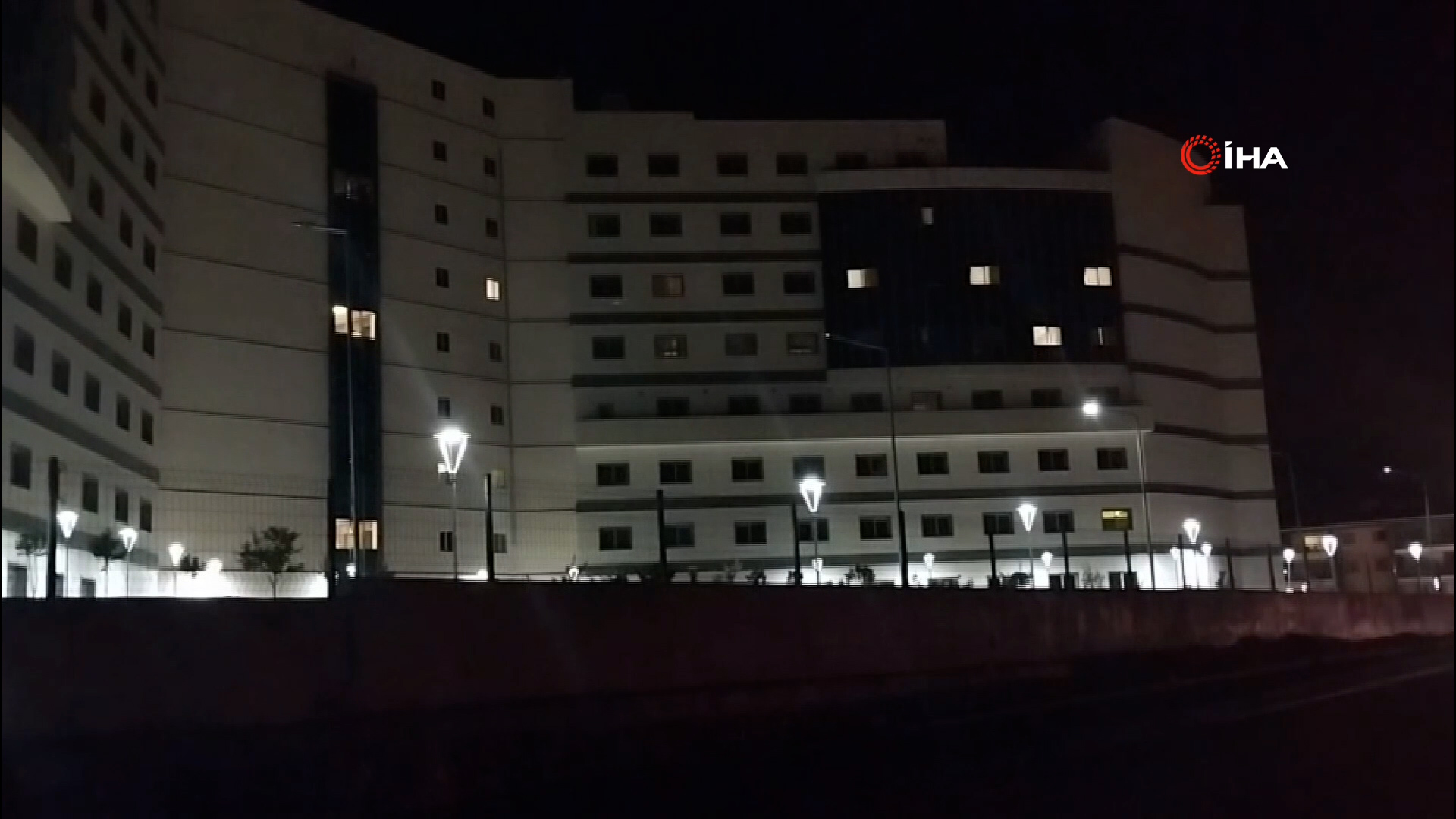 Ankara'nın Çankaya ilçesindeki bir gölette, serinlemek amacıyla suya giren 14