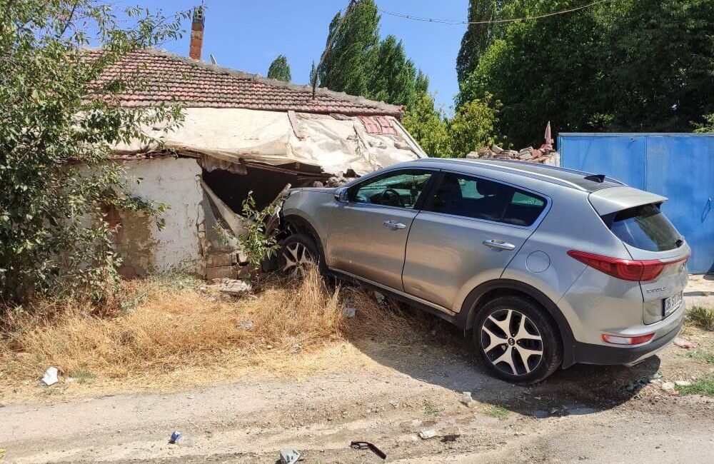 Eskişehir Eğitimciler Caddesi’nde iki otomobilin çarpışması sonucu savrulan araç, bir