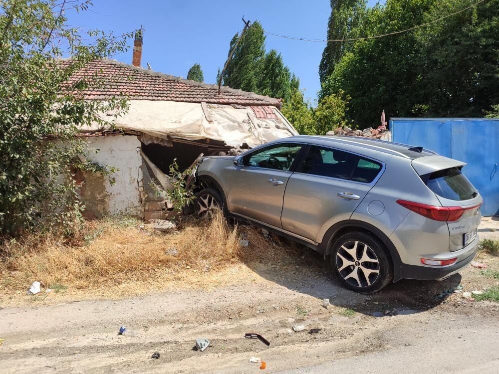 Eskişehir Eğitimciler Caddesi’nde iki otomobilin çarpışması sonucu savrulan araç, bir