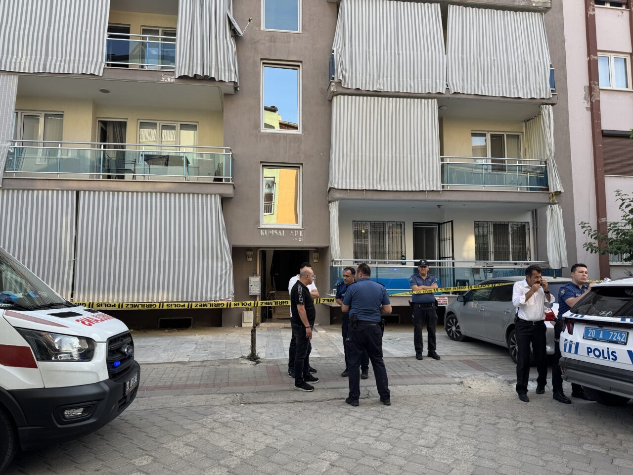 Denizli'nin Merkezefendi ilçesinde yıllık izindeki polis memuru, karısı ile 2