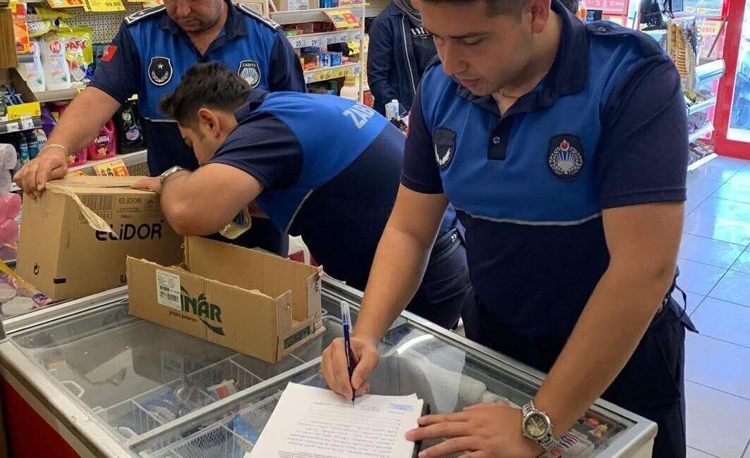 Dinar’da marketlere yönelik denetim! Afyonkarahisar’ın Dinar ilçesinde faaliyet gösteren tüm marketlere yönelik zabıta ekipleri