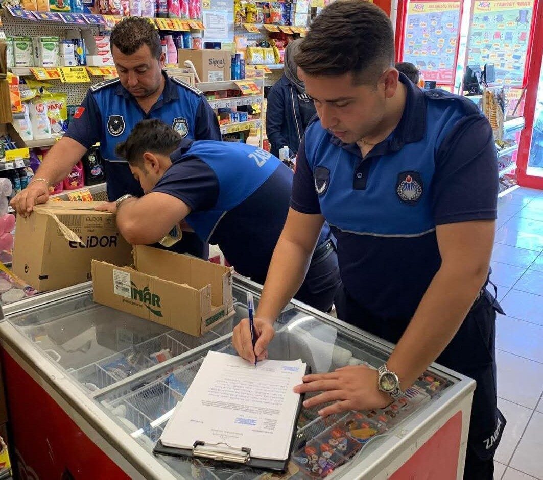 Afyonkarahisar’ın Dinar ilçesinde faaliyet gösteren tüm marketlere yönelik zabıta ekipleri