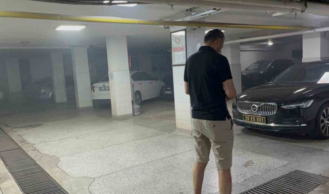 Eskişehir Büyükşehir Belediyesi önündeki mazgalların içerisine düşen yanıcı madde nedeniyle