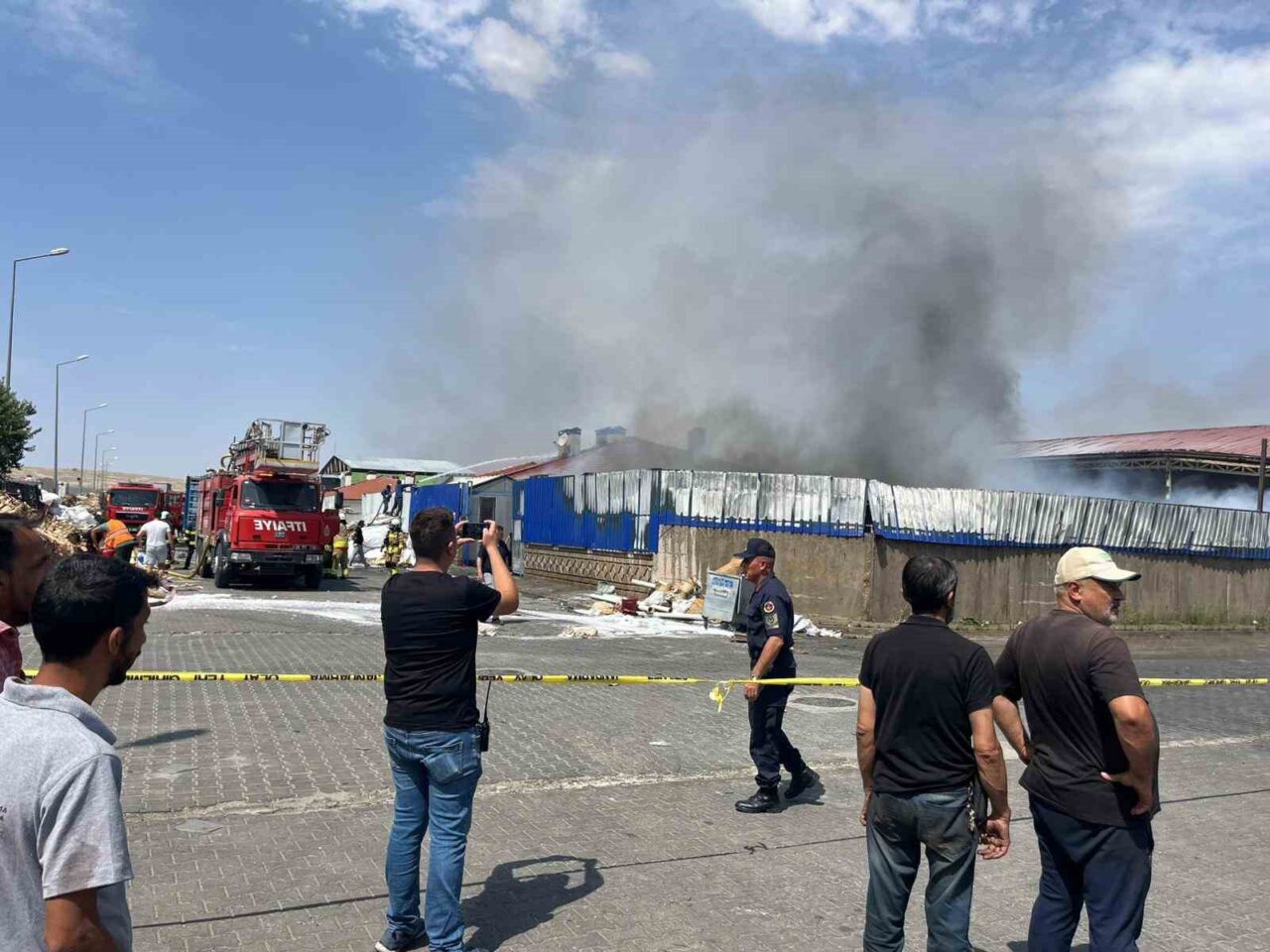 Eskişehir’de bir geri dönüşüm deposunda çıkan yangın yanında bulunan 3