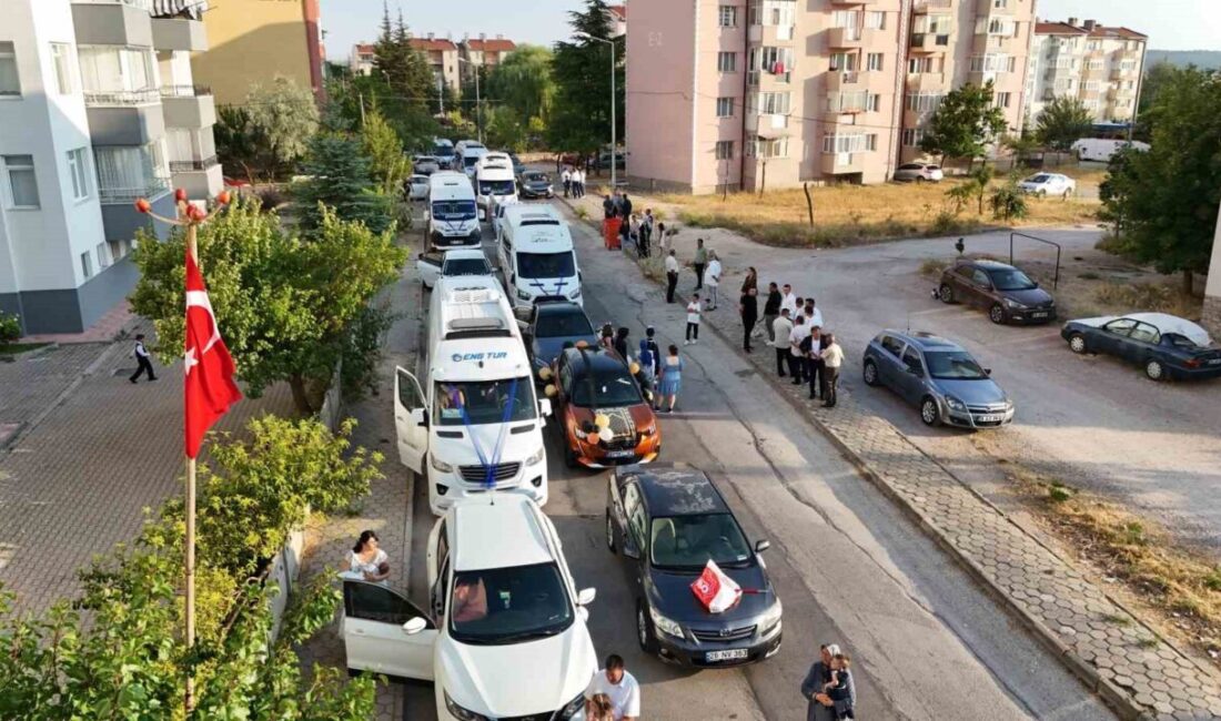 Eskişehir’de bir sünnet düğününde servis araçlarıyla oluşturulan konvoy renkli görüntüler