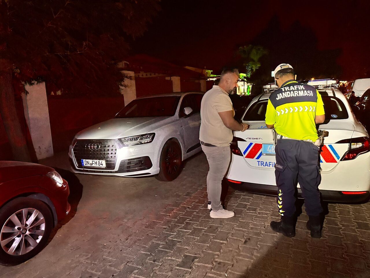 Muğla’nın Fethiye ilçesinde, hatalı sollama yaptığı an sosyal medyada paylaşılan
