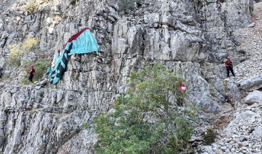 Muğla'nın Fethiye ilçesinde, bir yamaç paraşütü pilotu ve Alman yolcusu,