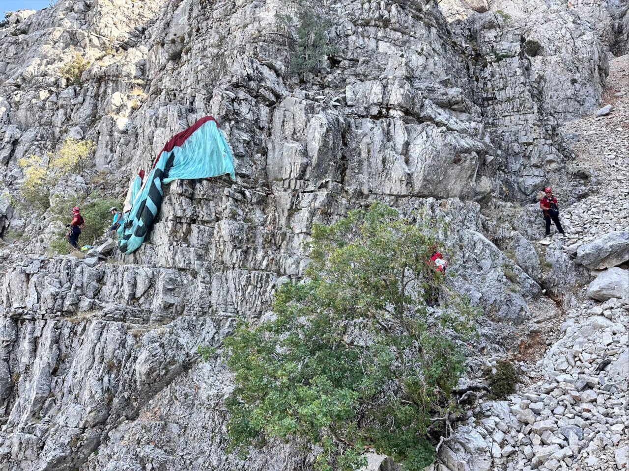 Muğla'nın Fethiye ilçesinde, bir yamaç paraşütü pilotu ve Alman yolcusu,