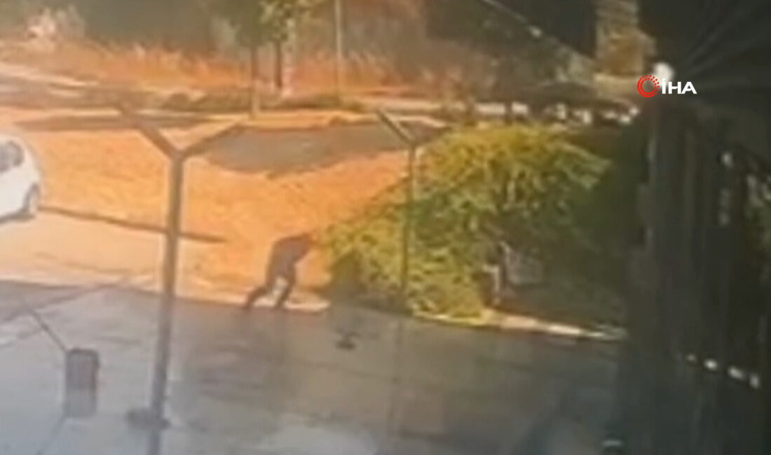 İstanbul Küçükçekmece'de bir oto galeri önünde yaşanan silahlı saldırıda, aracını