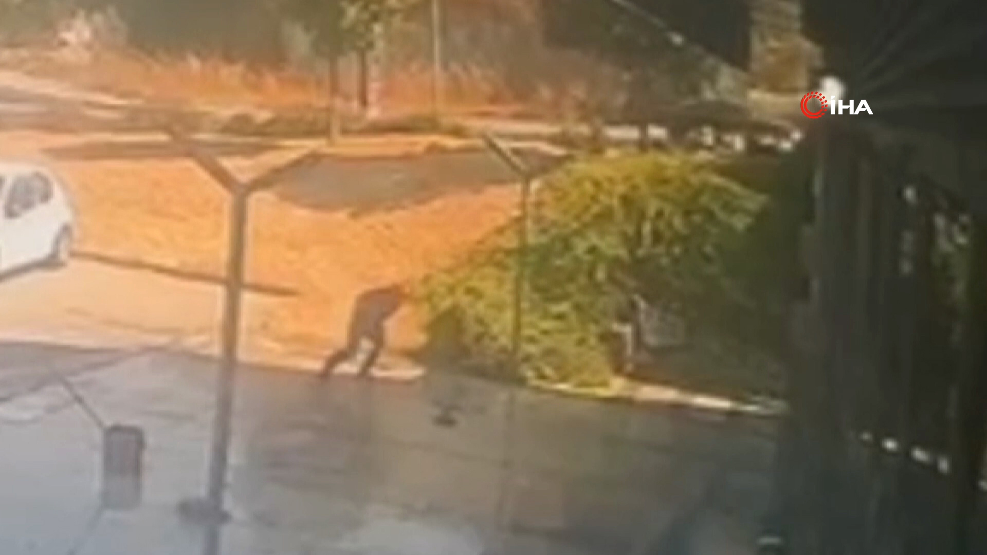 İstanbul Küçükçekmece'de bir oto galeri önünde yaşanan silahlı saldırıda, aracını
