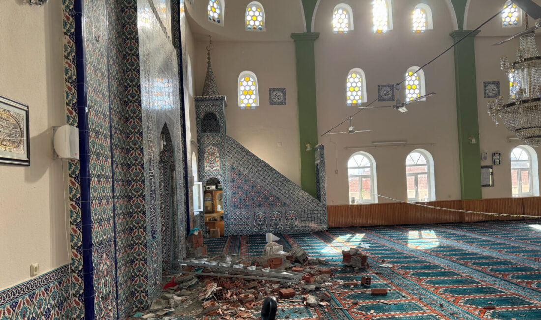 Manisa'nın Gördes ilçesinde, cami mihrabının üzerindeki taç kısmının düşmesi sonucu
