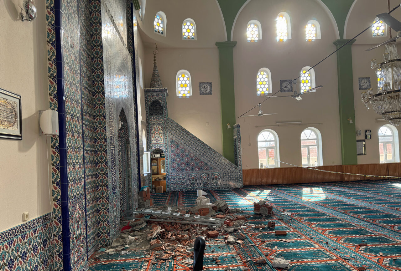 Manisa'nın Gördes ilçesinde, cami mihrabının üzerindeki taç kısmının düşmesi sonucu