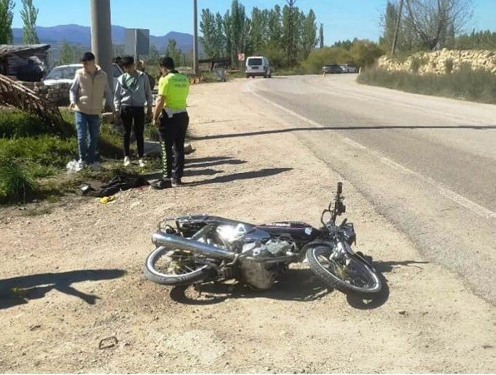 Kütahya’nın Hisarcık ilçesinde kontrolden çıkan motosikletin taş duvara çarpması sonucu