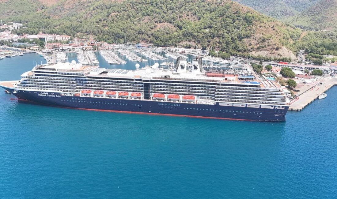 Hollanda bayraklı kruvaziyer “Oosterdam”, Muğla’nın Marmaris ilçesine geldi. Alanya’dan demir