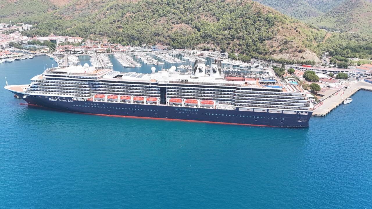 Hollanda bayraklı kruvaziyer “Oosterdam”, Muğla’nın Marmaris ilçesine geldi. Alanya’dan demir