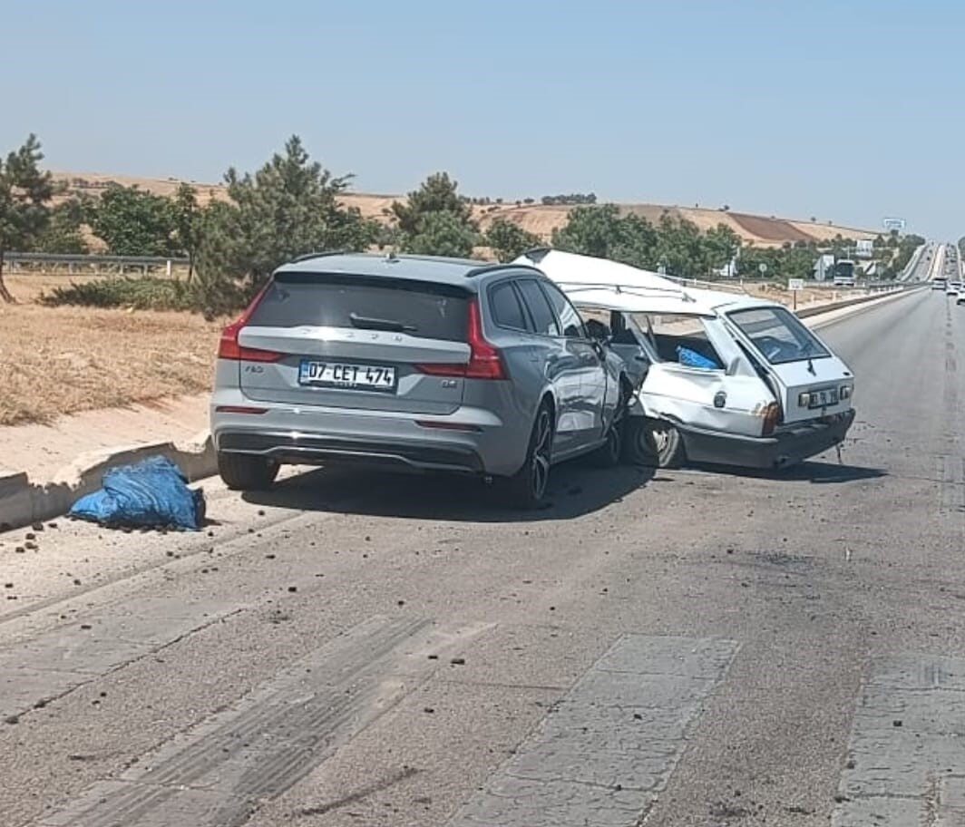 Afyonkarahisar’da iki aracın çarpışması sonucu meydana gelen trafik kazasında, 1’i