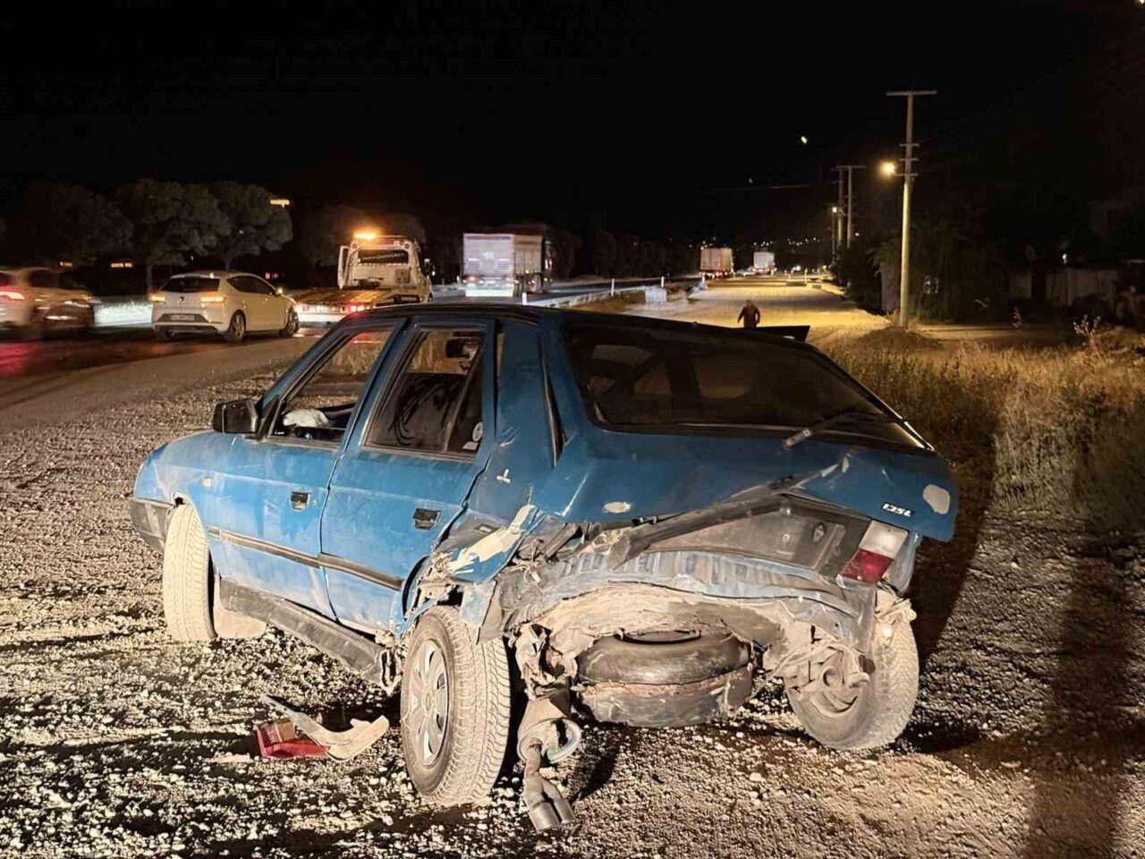Afyonkarahisar’ın Bolvadin ilçesinde iki otomobilin çarpıştığı kazada 2 kişi yaralandı.