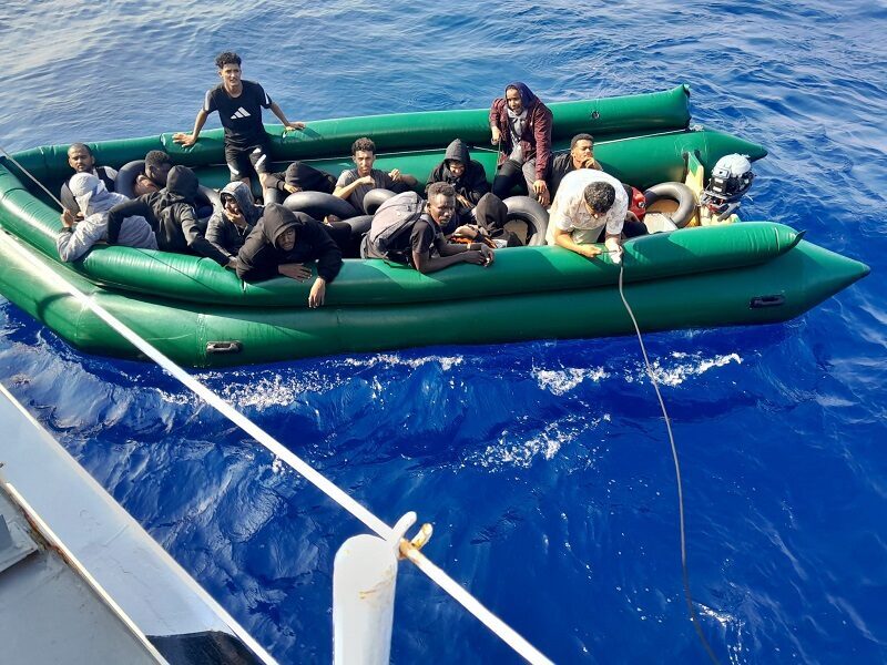 İzmir'in Seferihisar ve Çeşme ilçeleri açıklarında 18 düzensiz göçmen kurtarıldı,