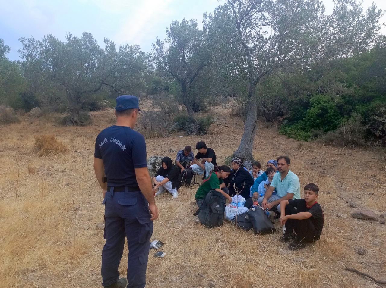 İzmir'in Seferihisar ilçesi açıklarında 13 düzensiz göçmen kurtarıldı, Dikili ilçesinde