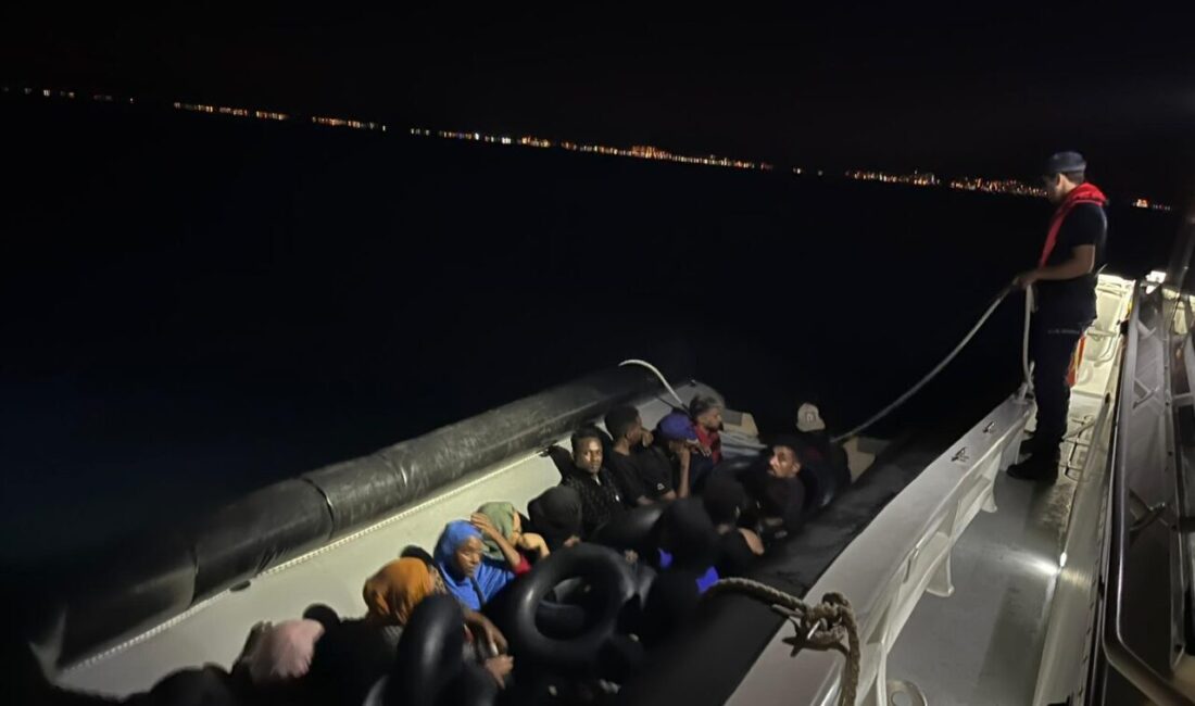 İzmir'de denizde ve karada 83 düzensiz göçmen yakalandı, göçmen kaçakçısı