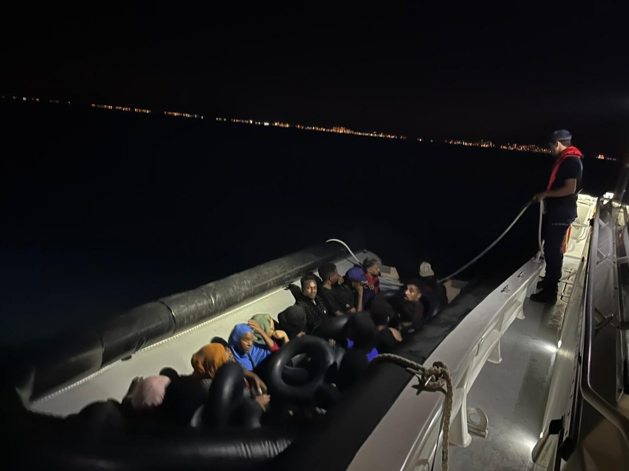 İzmir'de denizde ve karada 83 düzensiz göçmen yakalandı, göçmen kaçakçısı