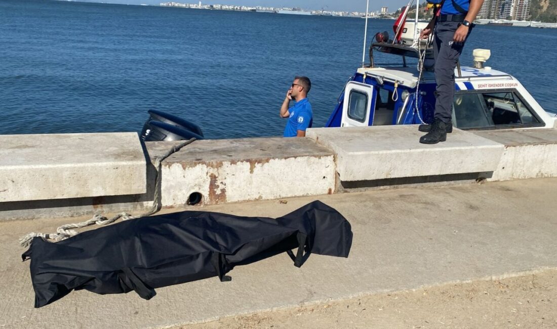 İzmir'in Bayraklı ilçesinde denizde erkek cesedi bulundu.