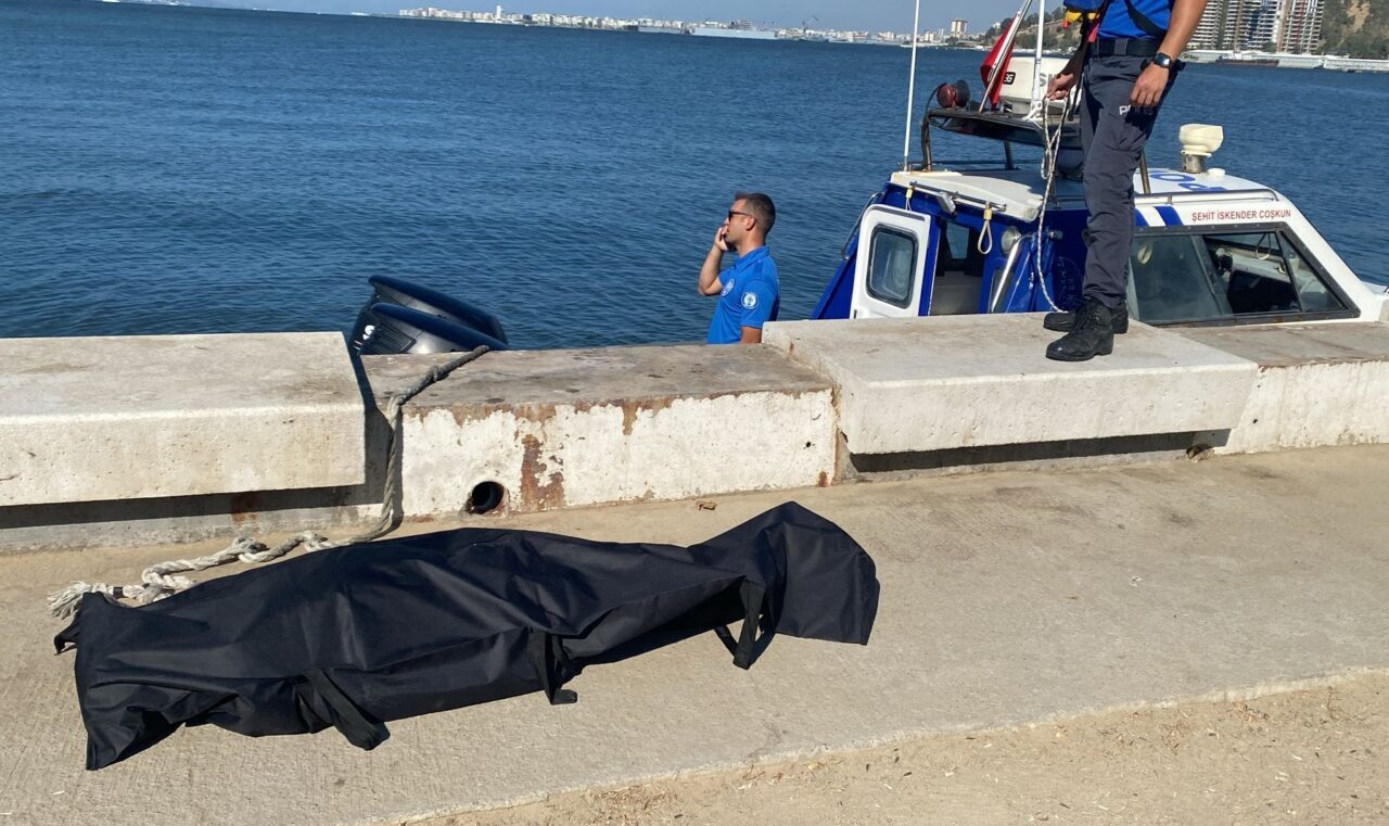 İzmir'in Bayraklı ilçesinde denizde erkek cesedi bulundu.