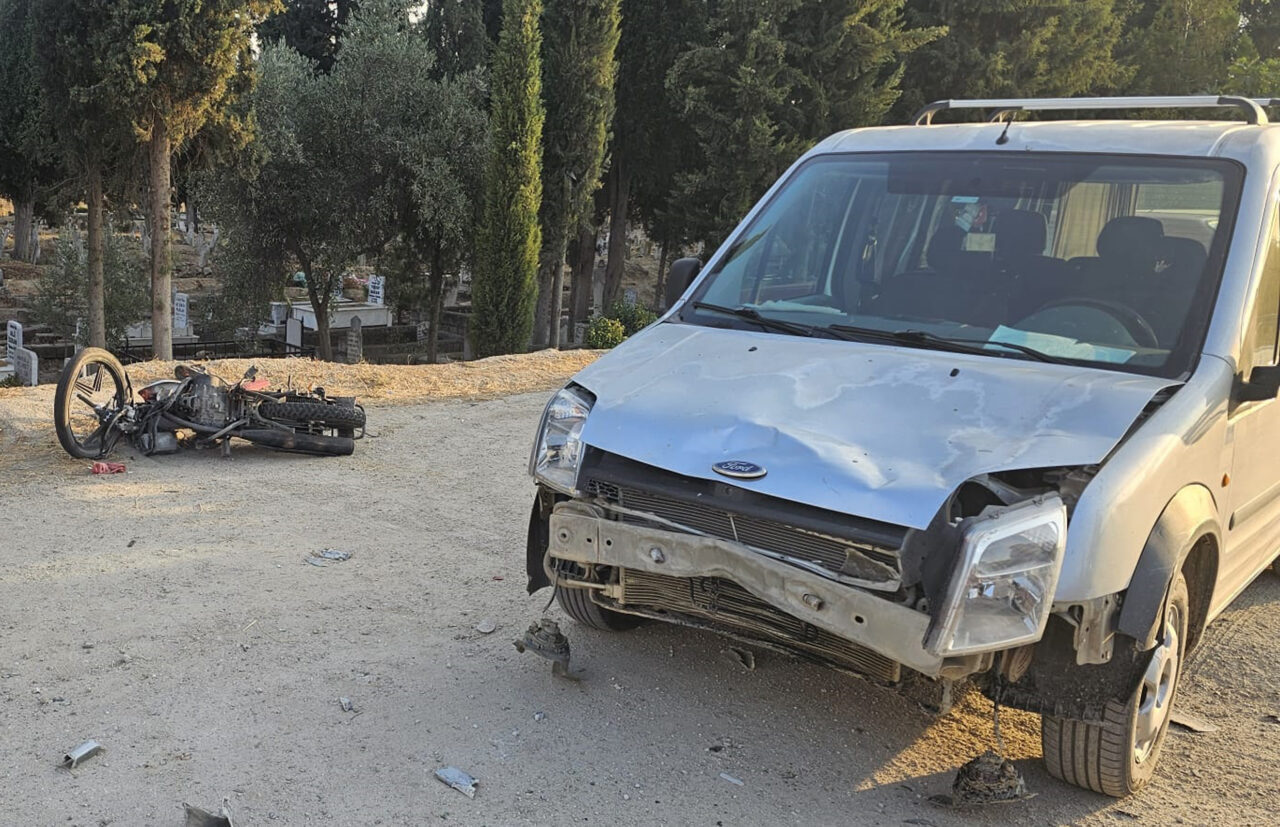 İzmir'in Ödemiş ilçesinde hafif ticari araçla çarpışan motosikletin sürücüsü hayatını
