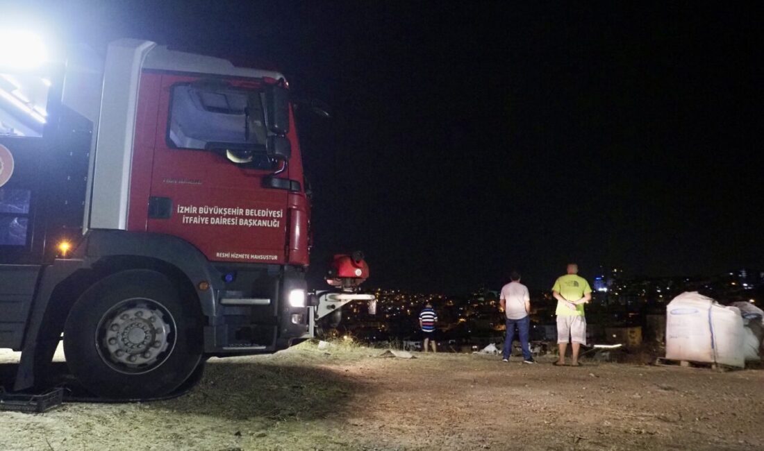İzmir'in Karabağlar ilçesinde otluk alanda çıkan yangın, itfaiye ekiplerince söndürüldü.