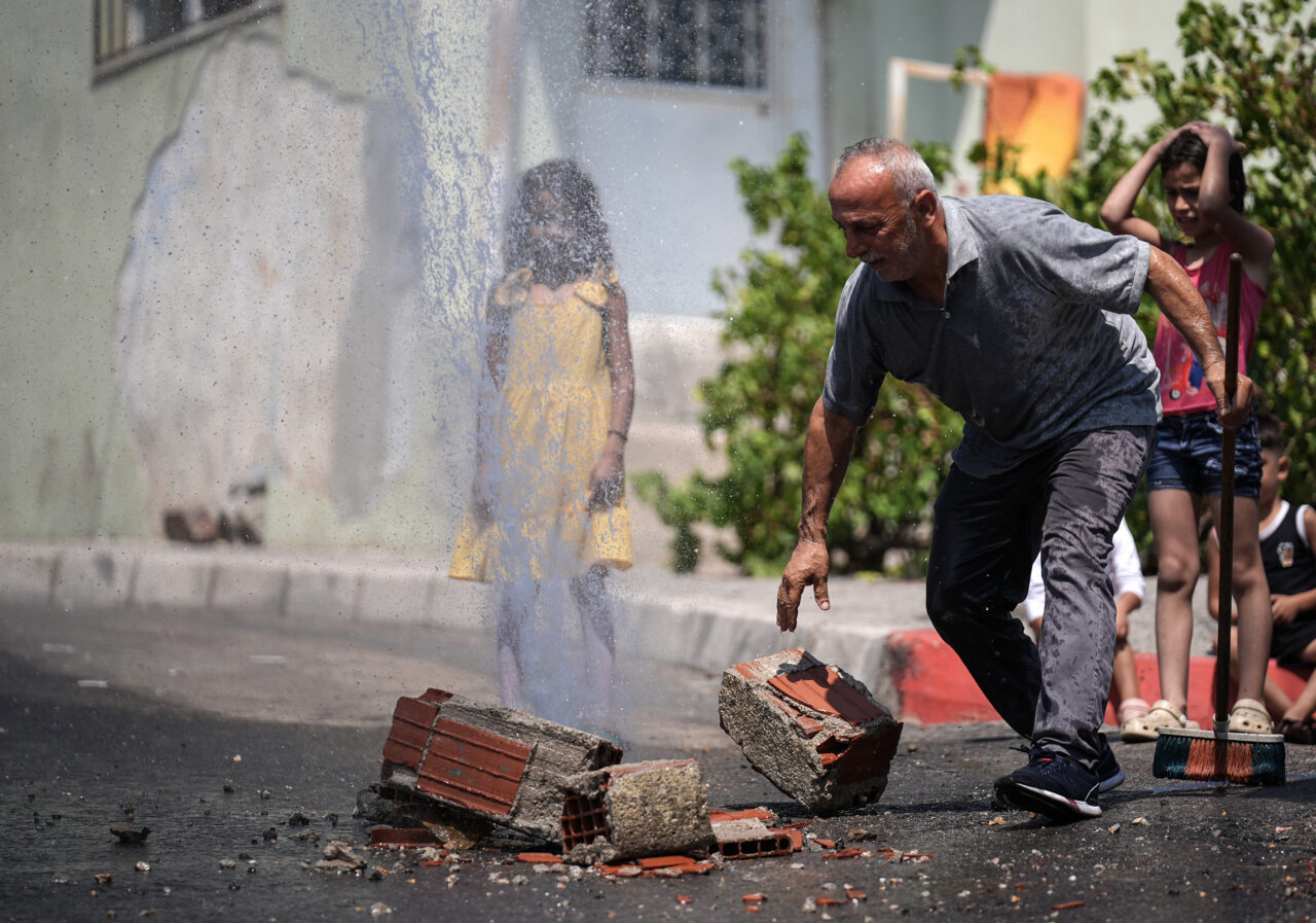 İzmir'in Karabağlar ilçesinde meydana gelen su borusu arızası, iki gündür