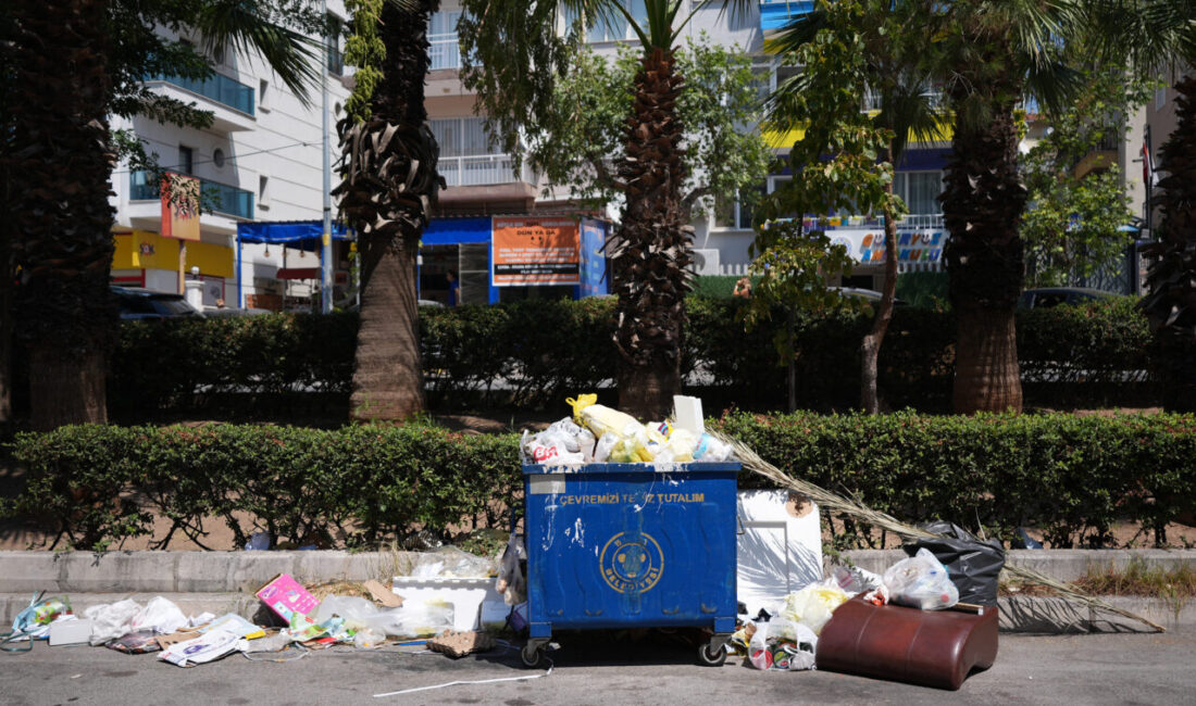 İzmir'in birçok ilçesinde biriken çöp yığınları ve bunların sıcak havayla