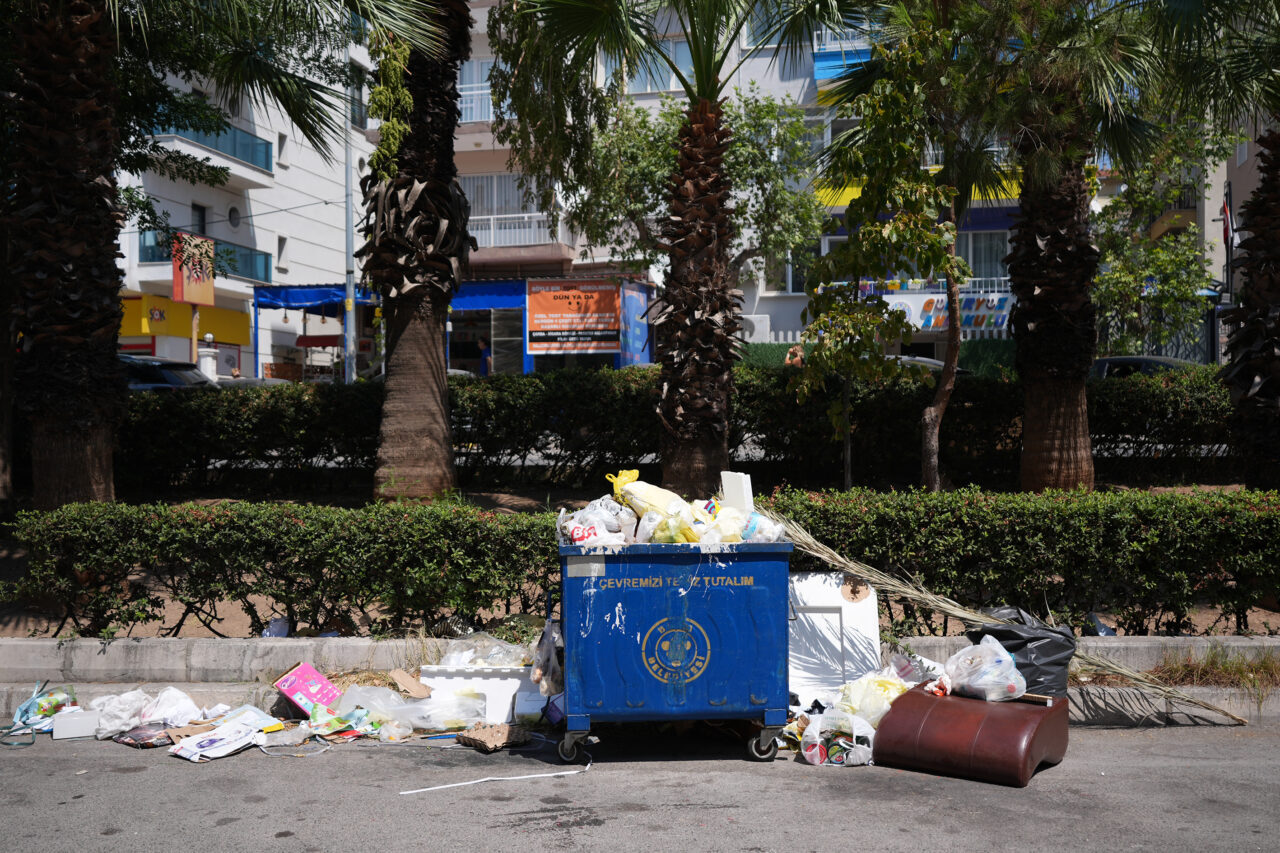 İzmir'in birçok ilçesinde biriken çöp yığınları ve bunların sıcak havayla
