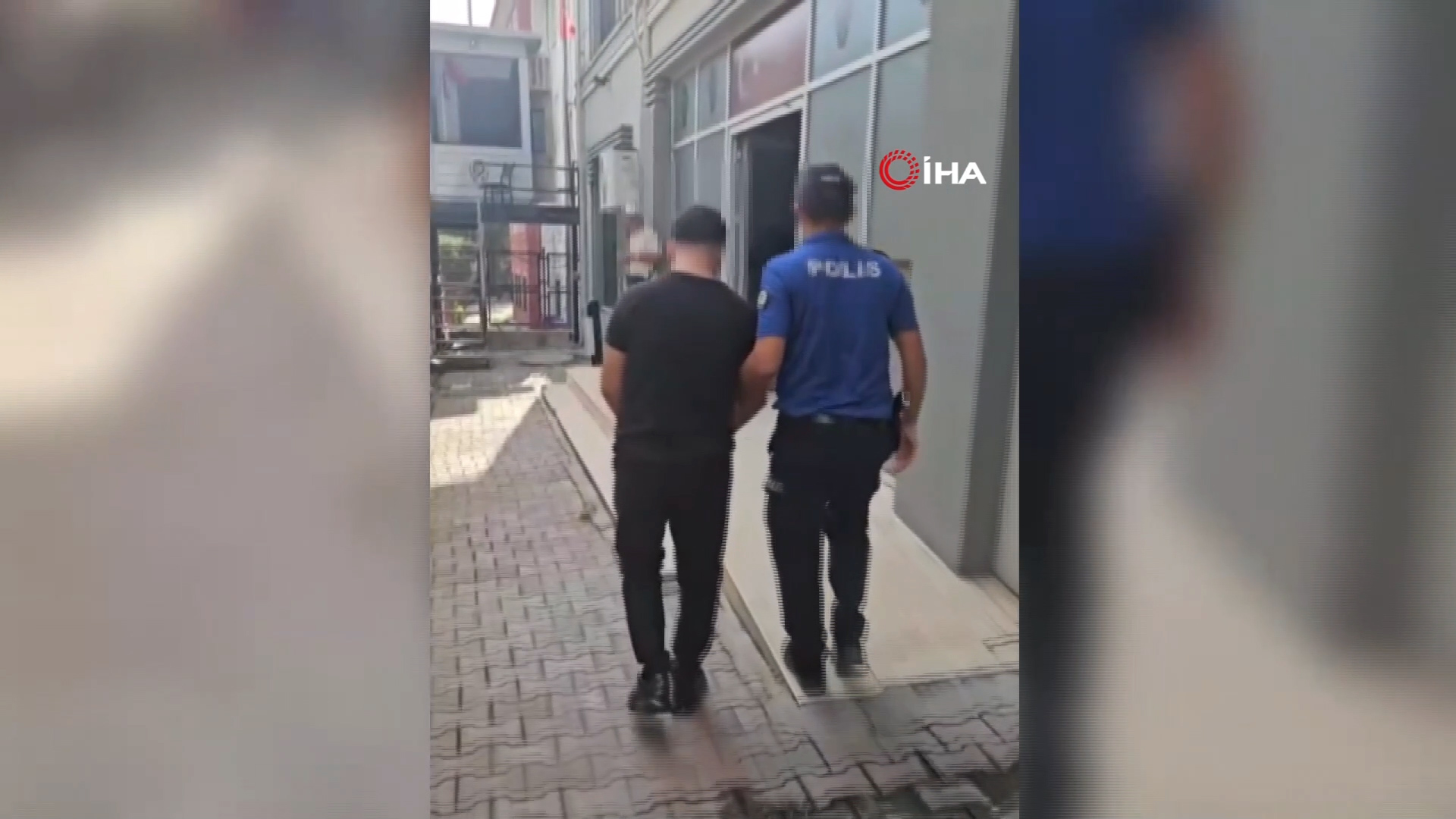 İstanbul Esenyurt'ta bir taksi sürücüsü, yol verme nedeniyle tartıştığı genç