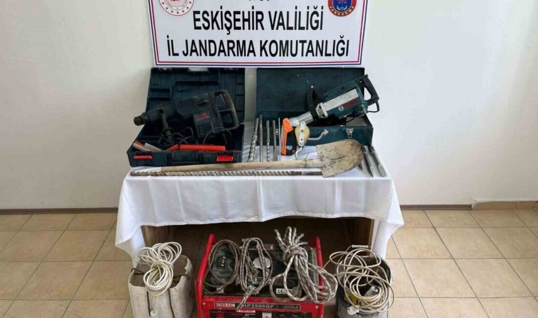 Eskişehir’de kaçak kazı yapan 3 kişi, jandarma ekipleri tarafından suçüstü