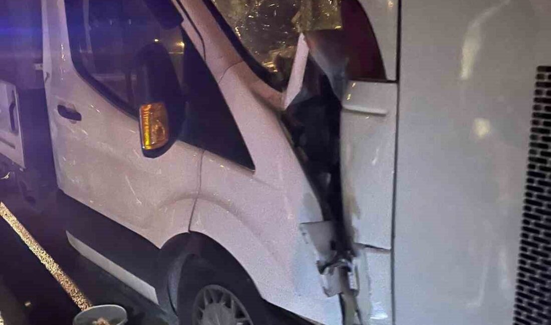 Afyonkarahisar’da kamyonetin yolcu otobüsüne çarpması sonucu meydana gelen trafik kazasında