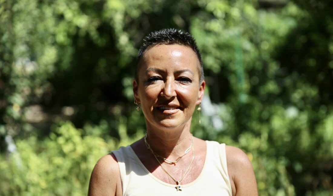 Muğla'nın Fethiye ilçesinde kırık kabuğu ahşap oyma ustasının müdahalesiyle onarılan