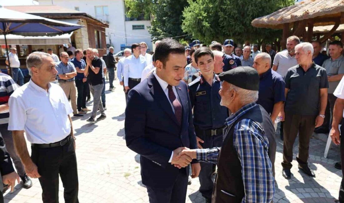 Vatandaşlar ile iç içe kaymakam! Afyonkarahisar Dinar ilçesi Kaymakamı Hasan Uğuz, vatandaşlarla bir araya gelerek