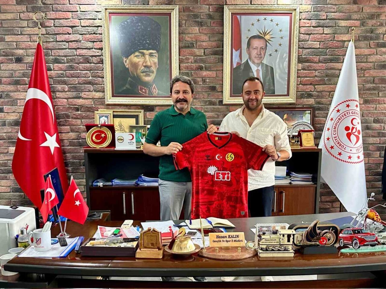 Eskişehirspor Kulüp Başkanı Ulaş Entok ve yönetim kurulu üyeleri, Eskişehir