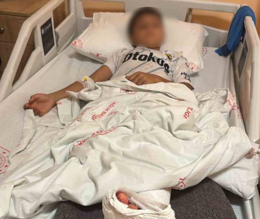 Osmaniye'nin Düziçi ilçesinde, evinin balkonunda ailesiyle birlikte vakit geçiren 12