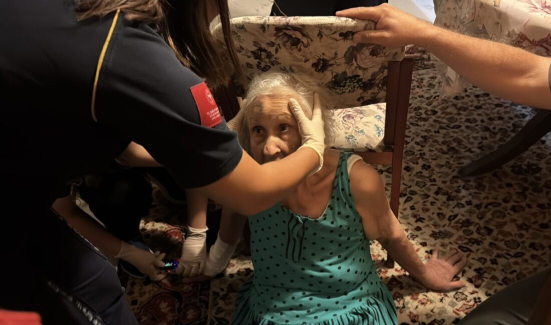 Kütahya'da yalnız yaşadığı evde düşüp yaralanan yaşlı kadın, kurtarılarak hastaneye