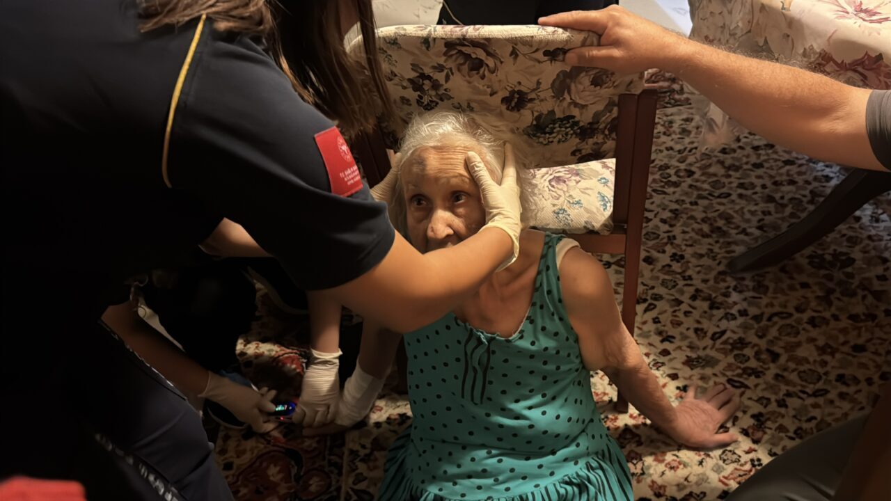 Kütahya'da yalnız yaşadığı evde düşüp yaralanan yaşlı kadın, kurtarılarak hastaneye