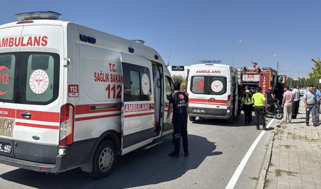 Kütahya'da yol kenarındaki su kanalına devrilen otomobilde sıkışan anne ve
