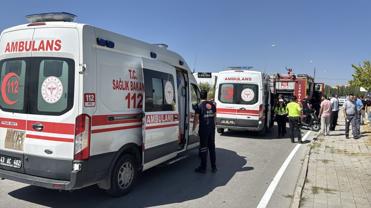 Kütahya'da yol kenarındaki su kanalına devrilen otomobilde sıkışan anne ve
