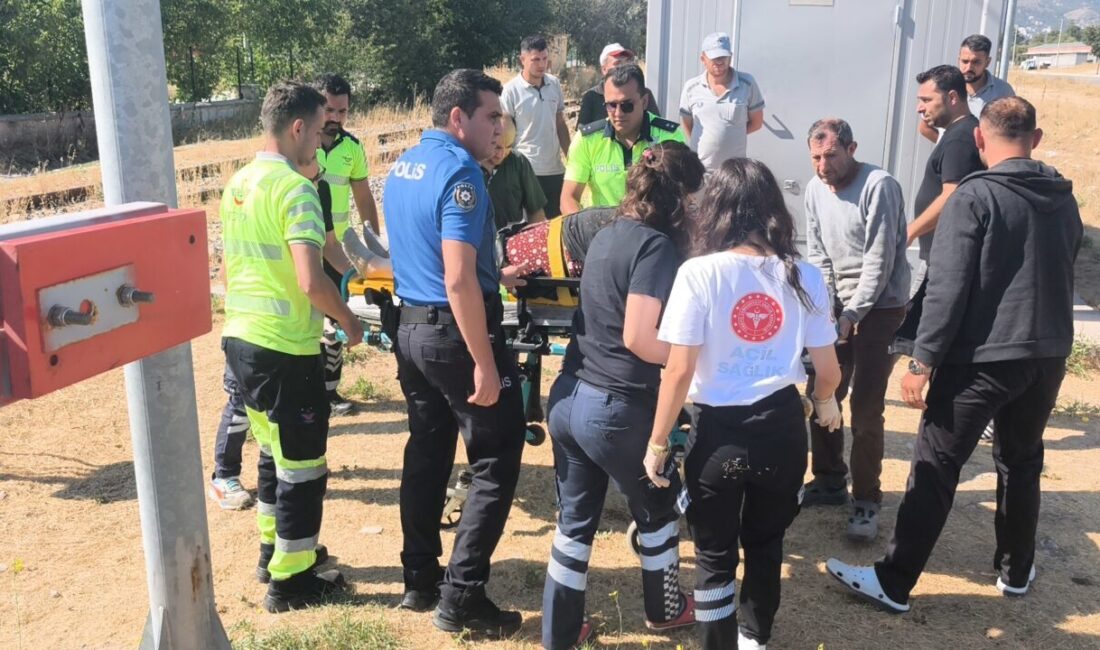 Kütahya'da, cep telefonuyla konuşurken fark etmediği trenin çarptığı kadın yaralandı.