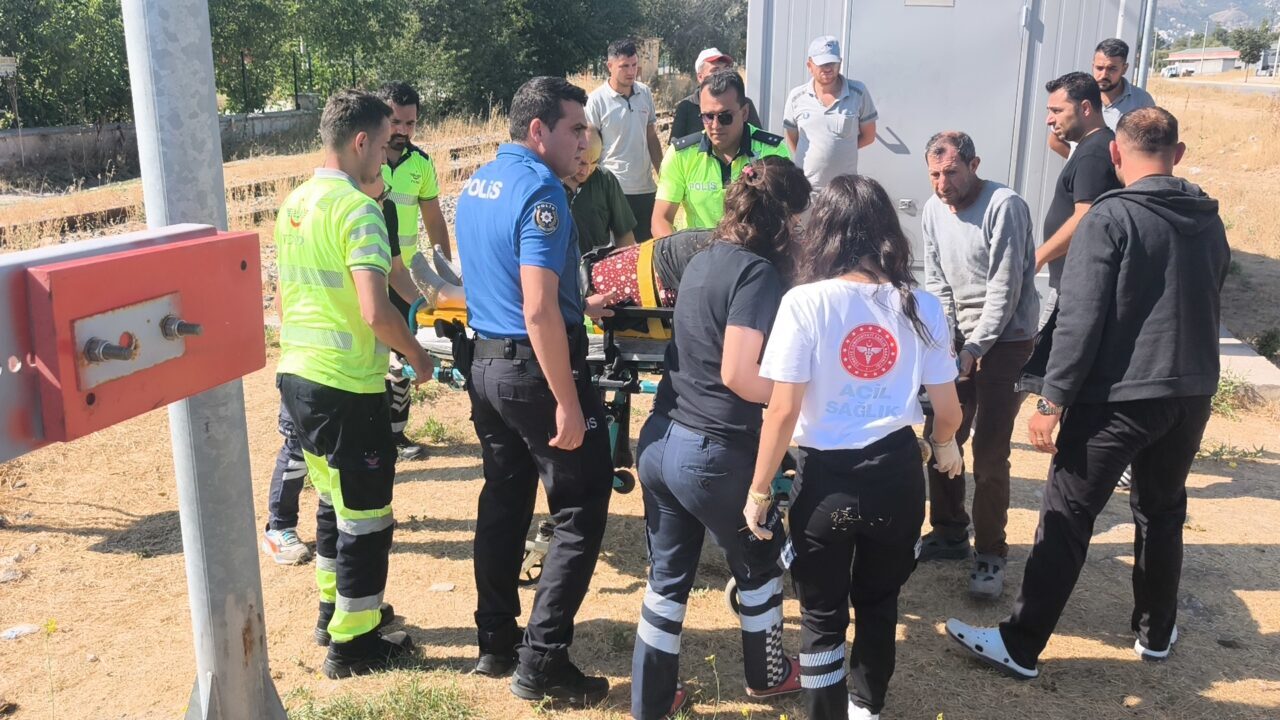 Kütahya'da, cep telefonuyla konuşurken fark etmediği trenin çarptığı kadın yaralandı.