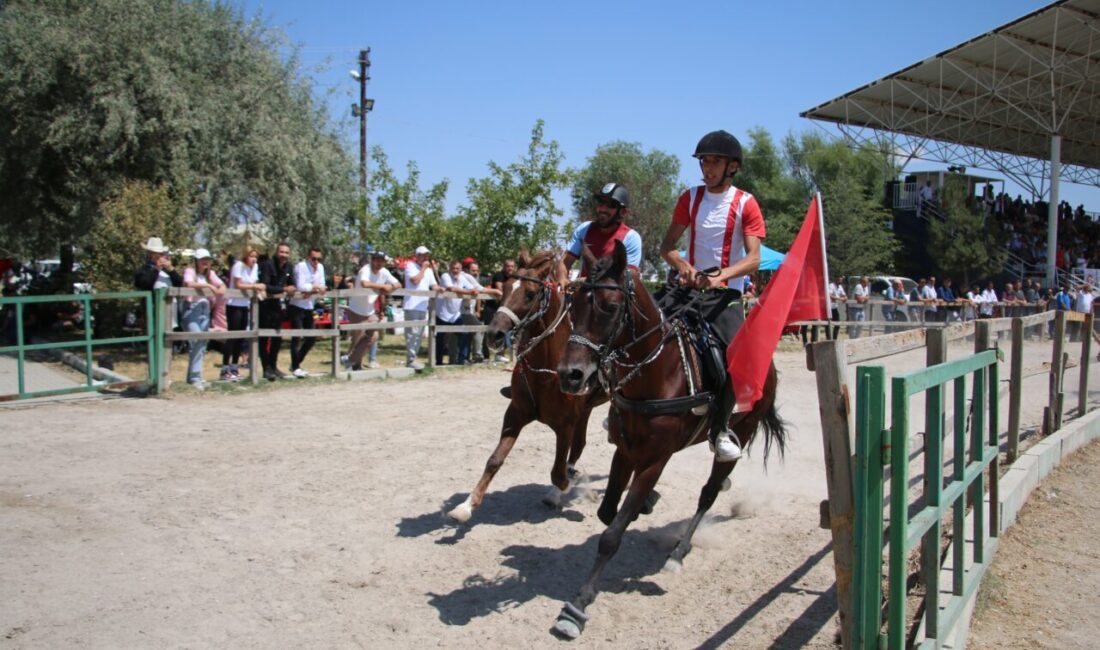 Kütahya’da geleneksel hale gelen rahvan at yarışları ilgi gördü.
