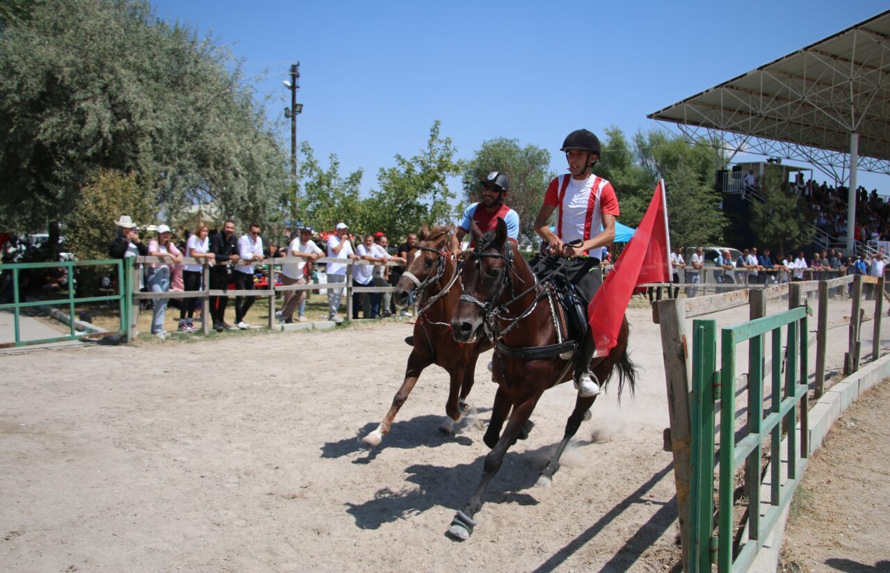 Kütahya’da geleneksel hale gelen rahvan at yarışları ilgi gördü.