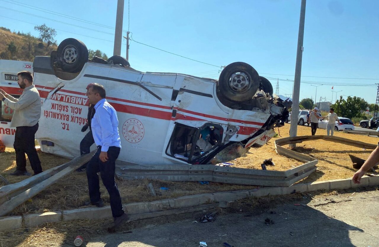 Manisa'nın Alaşehir ilçesinde ambulansla otomobilin çarpışması sonucu 1 kişi öldü,