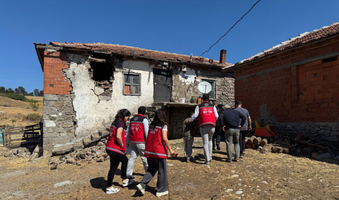 Balıkesir'in Sındırgı ilçesinde dün meydana gelen 6,1 büyüklüğündeki deprem sonrası,